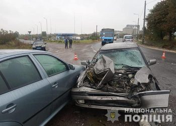 На Тернопільщині біля АЗС зіткнулися КамАЗ, Subaru і Skoda: постраждала неповнолітня дівчина (Фото)