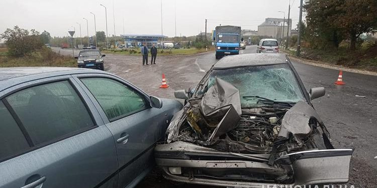 На Тернопільщині біля АЗС зіткнулися КамАЗ, Subaru і Skoda: постраждала неповнолітня дівчина (Фото)