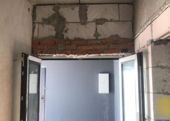 Сміття, голі дроти і нештукатурені стіни: депутат Тернопільської облради показав як виглядає «Водна арена», яку відкривав Зеленський (Фото)