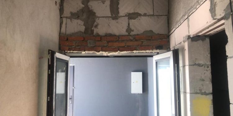 Сміття, голі дроти і нештукатурені стіни: депутат Тернопільської облради показав як виглядає «Водна арена», яку відкривав Зеленський (Фото)
