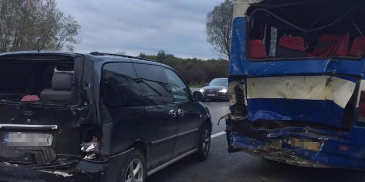 Аварія з потерпілими: масове зіткнення транспорту на трасі Львів-Тернопіль (Фото)