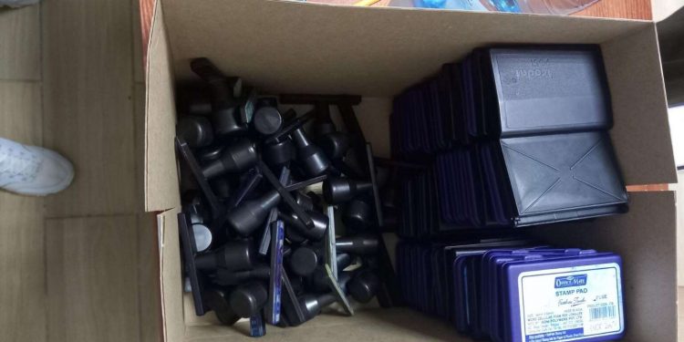 Скандал на ТВК: члени виборчої комісії виявили печатки всіх дільничих комісій в кабінеті голови ТВК