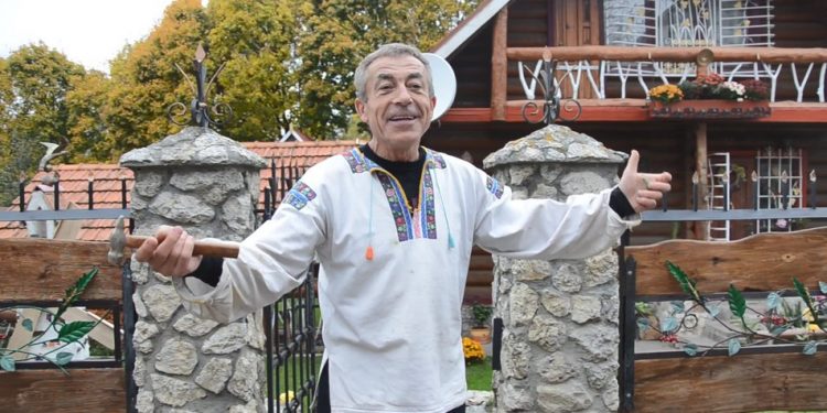 Чоловік з Тернопільщини 20 років будував хату та 11 тематичних будиночків