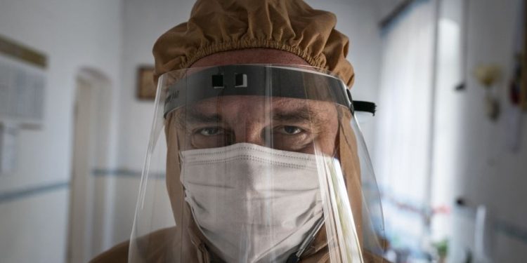 “Ти був лікарем від Бога…”: на Тернопільщині помер терапевт, фото якого були на білбордах по всій країні