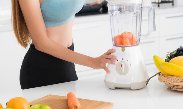 Нещасний випадок у Тернополі: молода жінка запхала палець у блендер