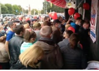 Ажіотаж у Чорткові: як люди поводилися на відкритті супермаркету (Відео)