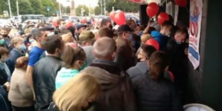 Ажіотаж у Чорткові: як люди поводилися на відкритті супермаркету (Відео)