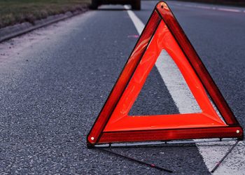 У Тернополі не розминулися автівка “Ланос” та електроопора: є потерпілі