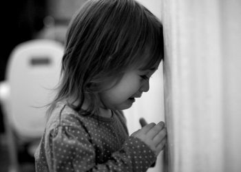 У селі біля Тернополя дівчинка запхала в ніс велику квасолю: викликали медиків