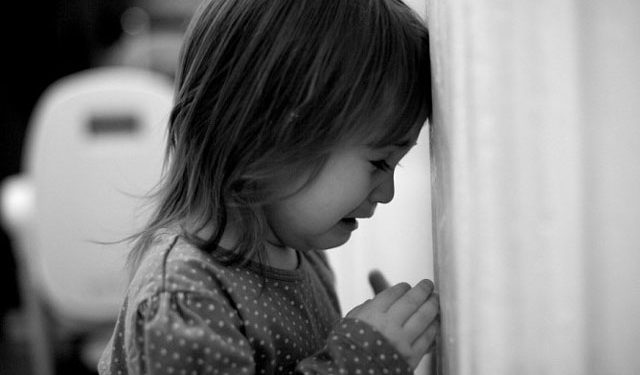 У селі біля Тернополя дівчинка запхала в ніс велику квасолю: викликали медиків