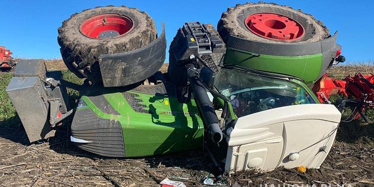 “Багатотонний трактор перекинувся, як іграшка”: шокуюча ДТП з потерпілим на Тернопільщині (Фото)