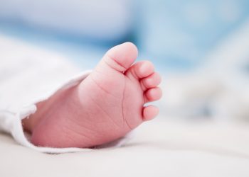 У Тернополі мати народила вдома і ховала немовля у шафі, щоб не замерзло