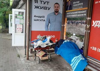 “Було шкода будити кандидата”, – тернополяни кепкують з депутата (Фотофакт)