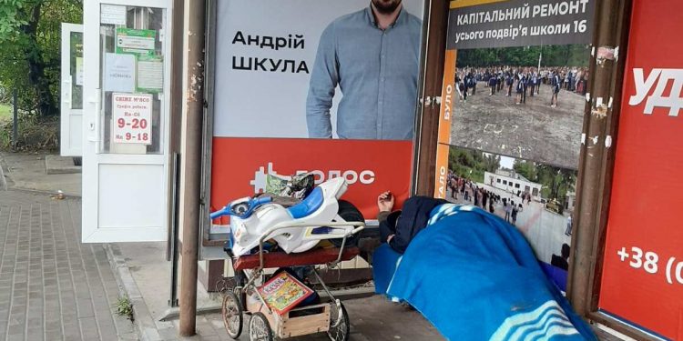 “Було шкода будити кандидата”, – тернополяни кепкують з депутата (Фотофакт)