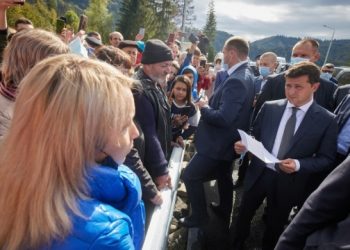 Зеленський перевірив, як ліквідовують наслідки паводків на Буковині