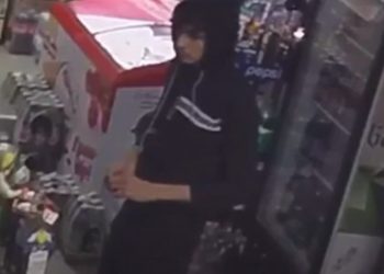 Розшукують чоловіка, який може бути причетний до крадіжки грошей з магазину на “БАМі” (Відео)