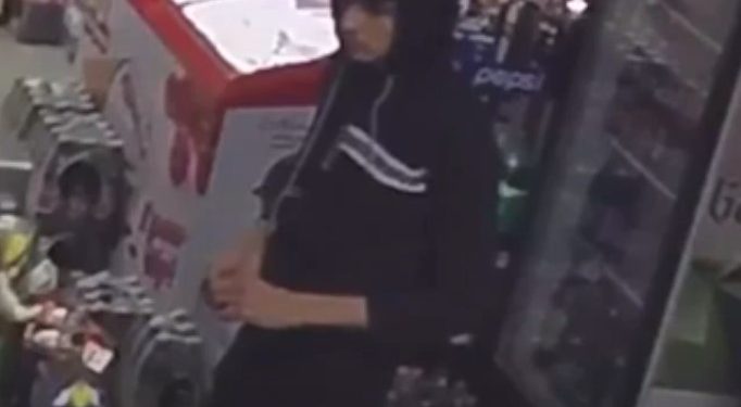 Розшукують чоловіка, який може бути причетний до крадіжки грошей з магазину на “БАМі” (Відео)