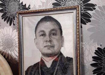 На Тернопільщині портрет з бісеру отримав відомий священник (Фото)