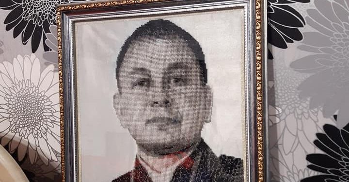 На Тернопільщині портрет з бісеру отримав відомий священник (Фото)