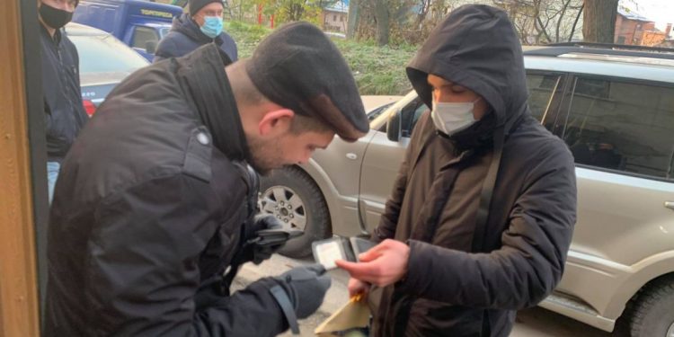 У Тернополі працівники СБУ проводять обшук в помешканні депутата (Фото, Відео)