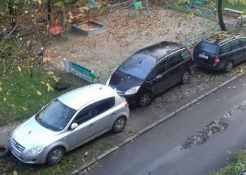 У Тернополі в дворі газон перетворили на стоянку (ФОТО)