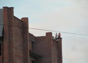 “Мені аж погано стало від самих фото”: на Тернопільщині діти вилізли на недобудовану висотку (Фото)