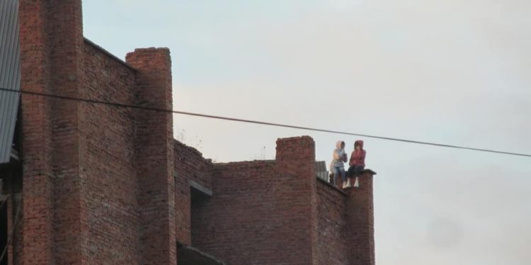 “Мені аж погано стало від самих фото”: на Тернопільщині діти вилізли на недобудовану висотку (Фото)