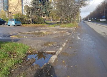 Територія біля будинку праці перетворилася на суцільне болото