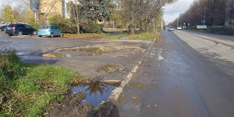 Територія біля будинку праці перетворилася на суцільне болото