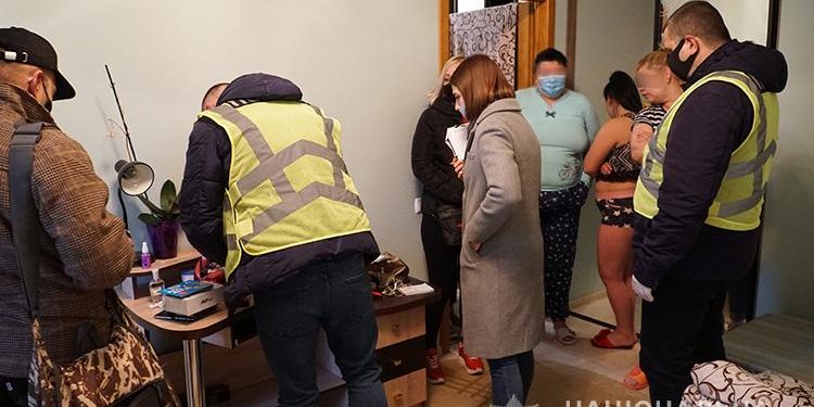 За добу могли обслужити 10 чоловік: у Тернополі затримали сутенершу та чотирьох повій (Фото, Відео)