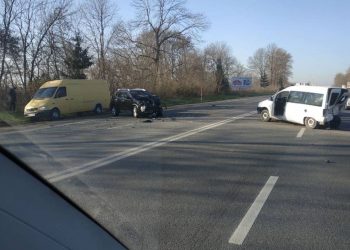 Удар був сильний: біля аеропорту зіткнулися легковик і мікроавтобус (Фото)