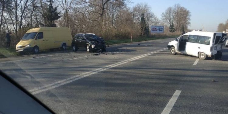 Удар був сильний: біля аеропорту зіткнулися легковик і мікроавтобус (Фото)