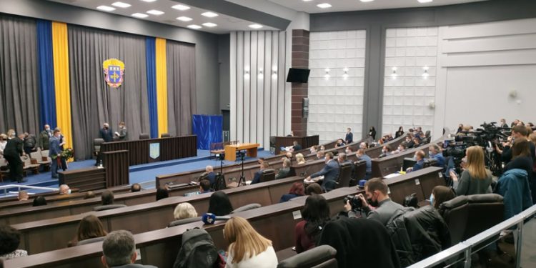 Триває перша сесія новообраної Тернопільської обласної ради