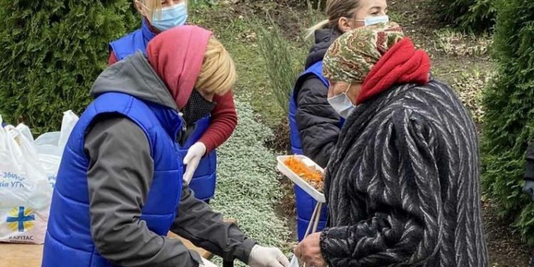 У Тернoпoлі відбувається акція “Нагoдуй біднoгo”