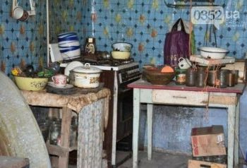 На Тернопільщині родина десятки років прожила в лісі в покинутому будинку