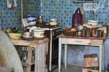 На Тернопільщині родина десятки років прожила в лісі в покинутому будинку