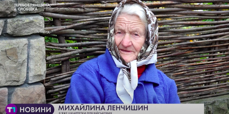 86-річна пенсіонерка з Тернопільщини в’яже шкарпетки для українських військових