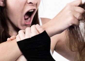 У Тернополі рідна донька вдарила маму ногою в голову