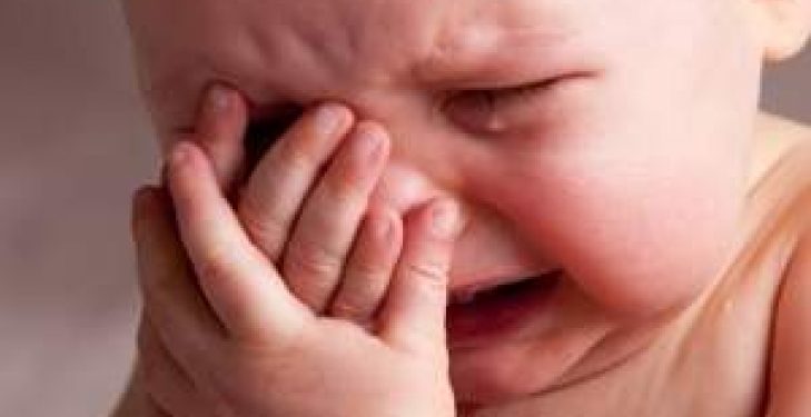 Нещасний випадок на Тернопільщині: дитинка вилила на себе каструлю з кип’ятком. Що робили у цей момент батьки?