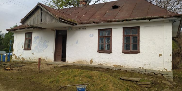 На Тернопільщині волонтери відновлюють родинну хату Бойчуків