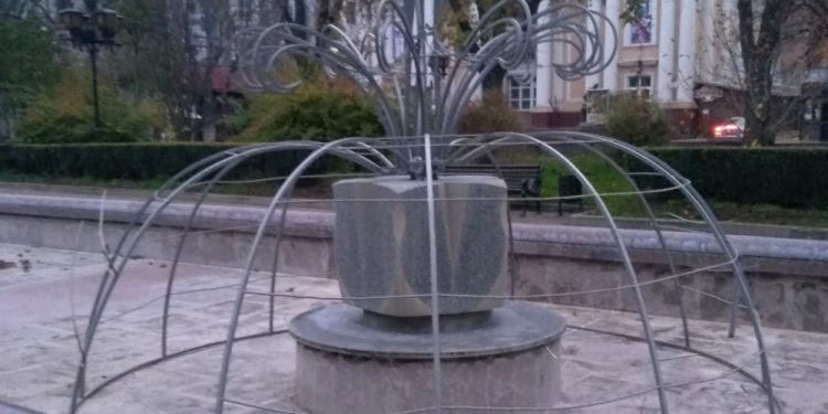 Свято наближається: у Тернополі розпочинають встановлювати новорічну ілюмінацію