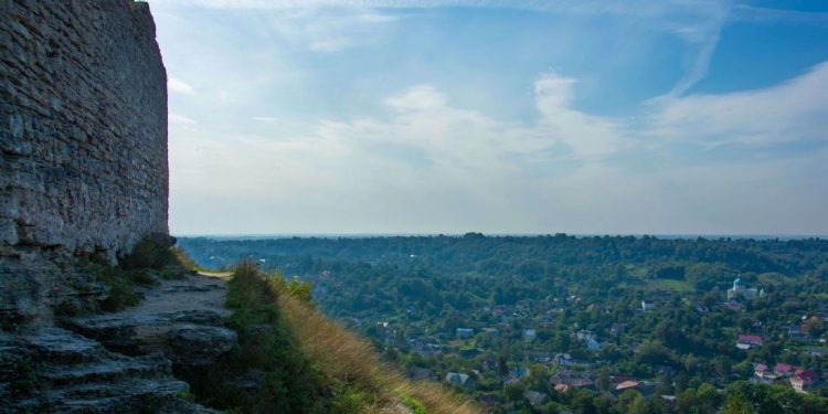 На Тернопільщині серйозно травмувався чоловік, який намагався зробити красиве фото