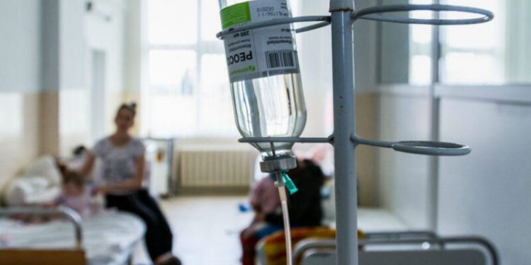 На Тернопільщині чоловік кинув у сусідку дошку: Жінка опинилась у лікарні