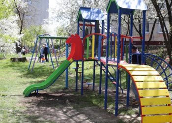 Тернополяни просять встановити дитячий майданчик на Живова (петиція)