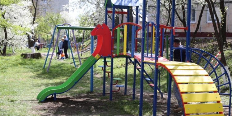Тернополяни просять встановити дитячий майданчик на Живова (петиція)
