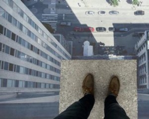 Що робив п’яний чоловік на даху будинку?