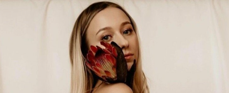 Молода дружина відомого співака з Тернопільщини здивувала еротичними фото в інтернеті (Фото)