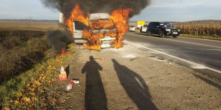 5 хвилин і авто нема: біля Тернополя згорів автомобіль (Фото)
