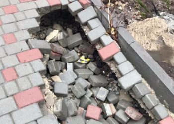 У Тернополі провалився ґрунт разом із новенькою бруківкою