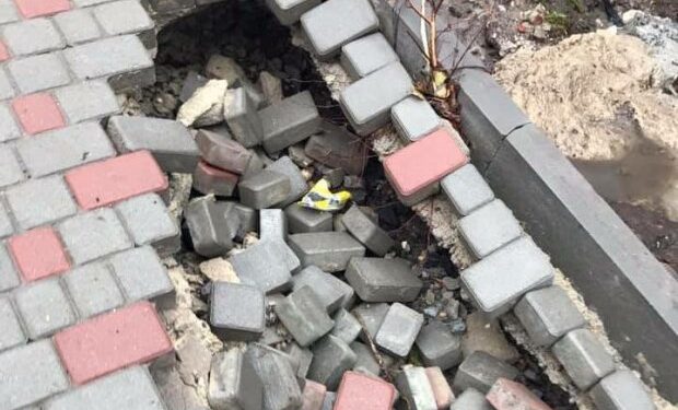 У Тернополі провалився ґрунт разом із новенькою бруківкою